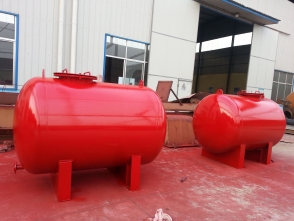 描述淄博四氟防腐蝕設(shè)備的特性和用途。